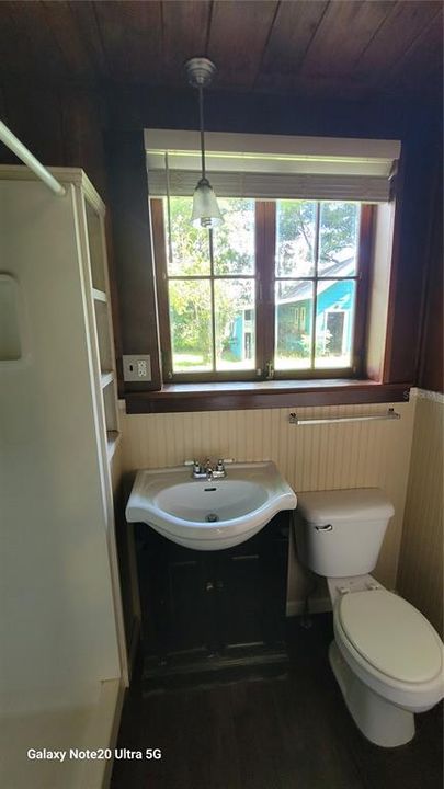 For Rent: $2,000 (3 beds, 2 baths, 1557 Square Feet)