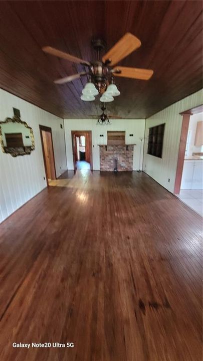 For Rent: $2,000 (3 beds, 2 baths, 1557 Square Feet)