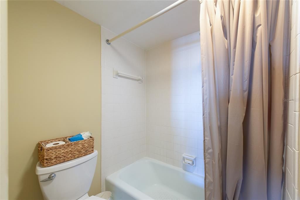 For Sale: $199,000 (1 beds, 1 baths, 810 Square Feet)