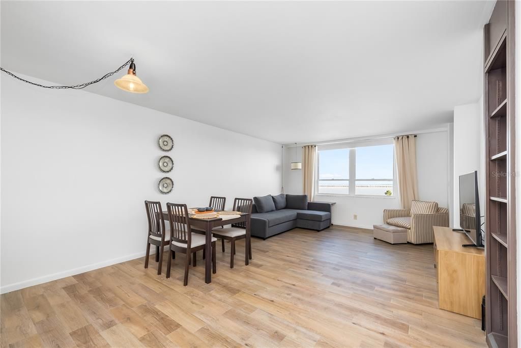 For Sale: $199,000 (1 beds, 1 baths, 810 Square Feet)