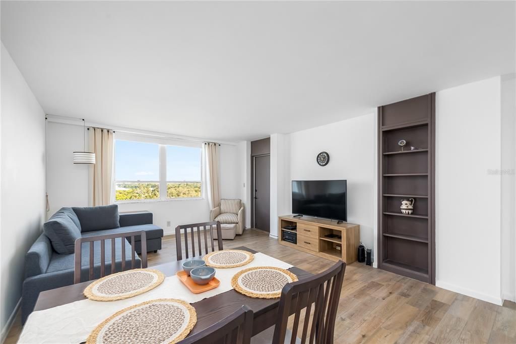 For Sale: $199,000 (1 beds, 1 baths, 810 Square Feet)