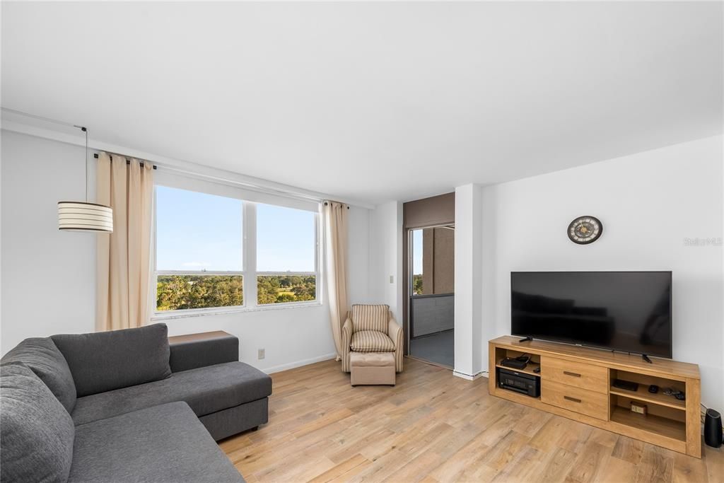 For Sale: $199,000 (1 beds, 1 baths, 810 Square Feet)