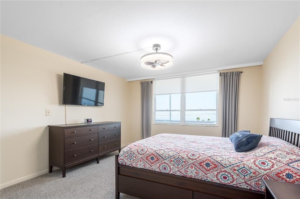 For Sale: $199,000 (1 beds, 1 baths, 810 Square Feet)