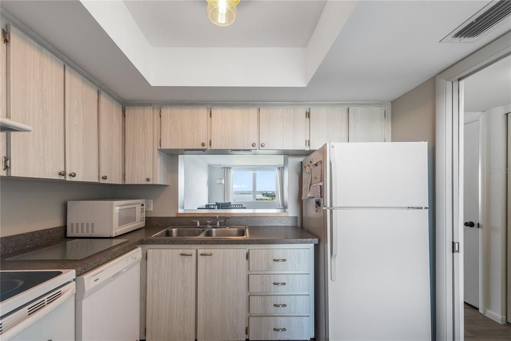 For Sale: $199,000 (1 beds, 1 baths, 810 Square Feet)