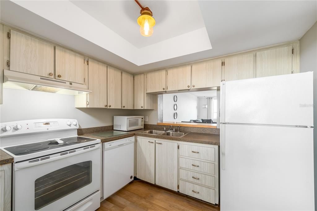 For Sale: $199,000 (1 beds, 1 baths, 810 Square Feet)