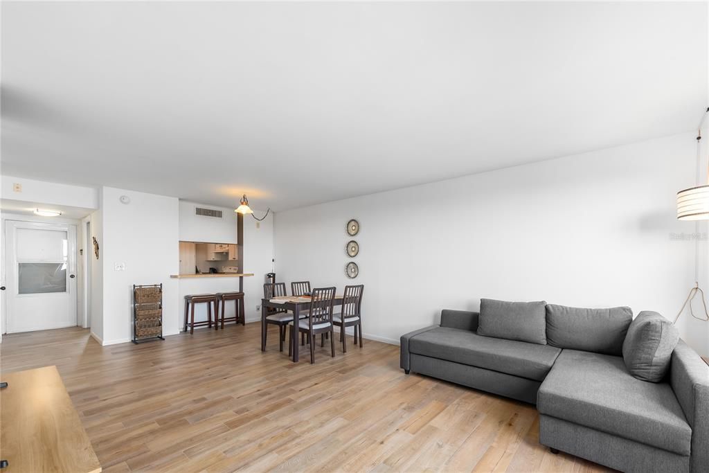 For Sale: $199,000 (1 beds, 1 baths, 810 Square Feet)