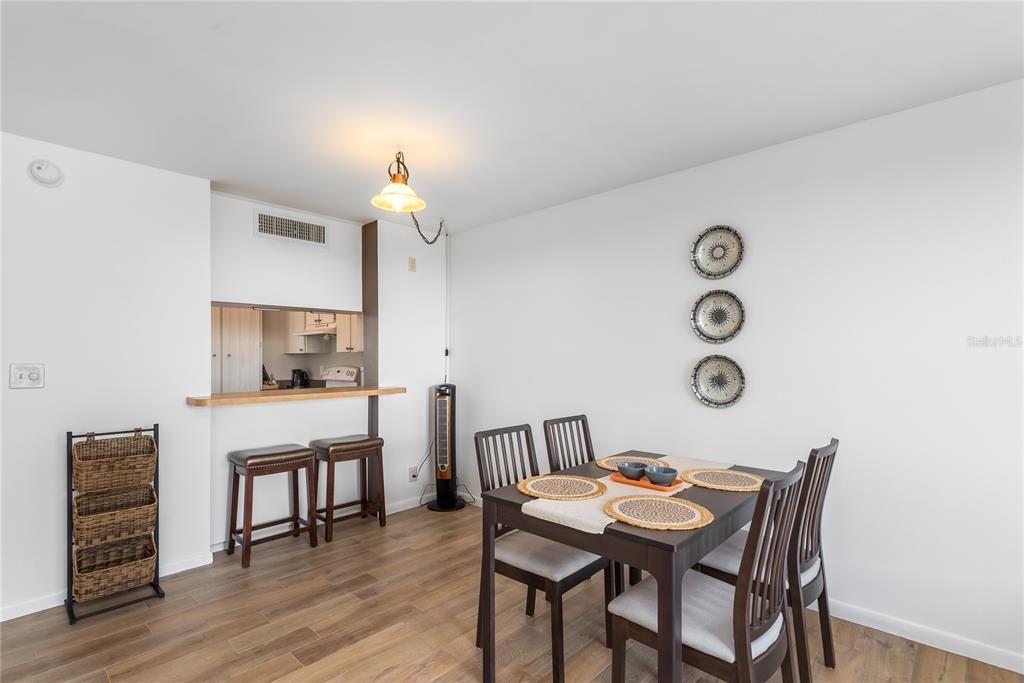 For Sale: $199,000 (1 beds, 1 baths, 810 Square Feet)