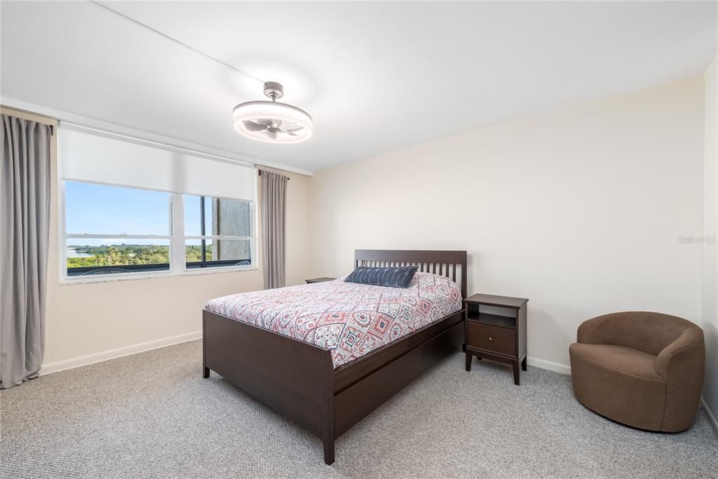 For Sale: $199,000 (1 beds, 1 baths, 810 Square Feet)