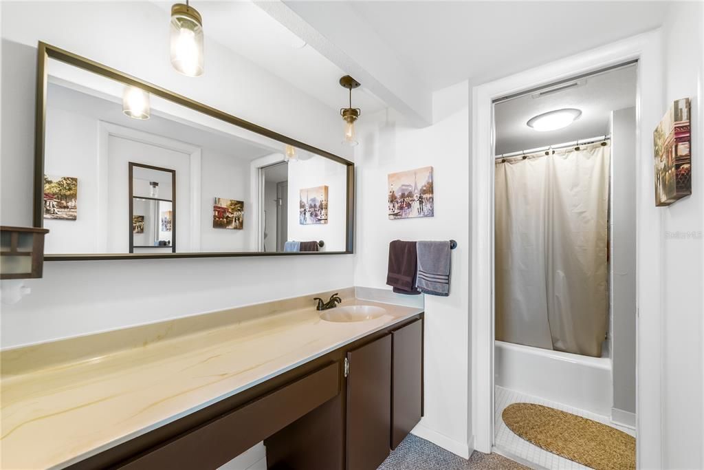 For Sale: $199,000 (1 beds, 1 baths, 810 Square Feet)