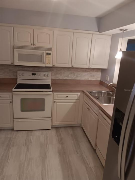 For Rent: $3,200 (1 beds, 1 baths, 915 Square Feet)
