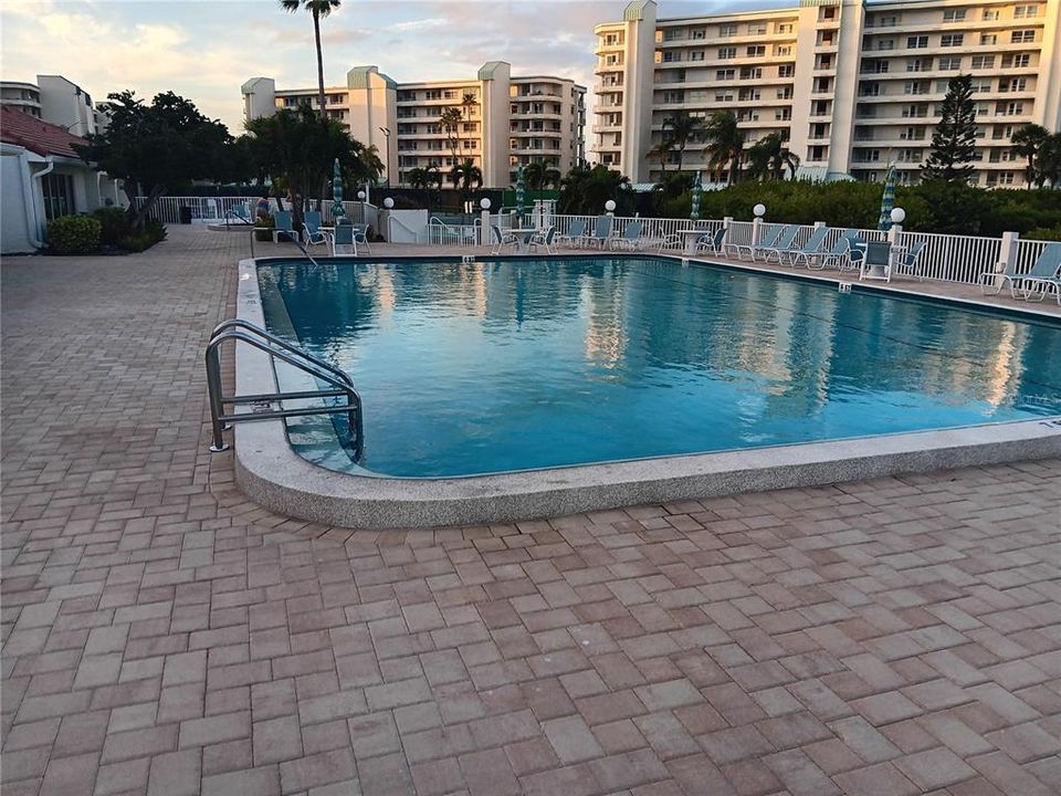 Active With Contract: $2,250 (1 beds, 1 baths, 915 Square Feet)