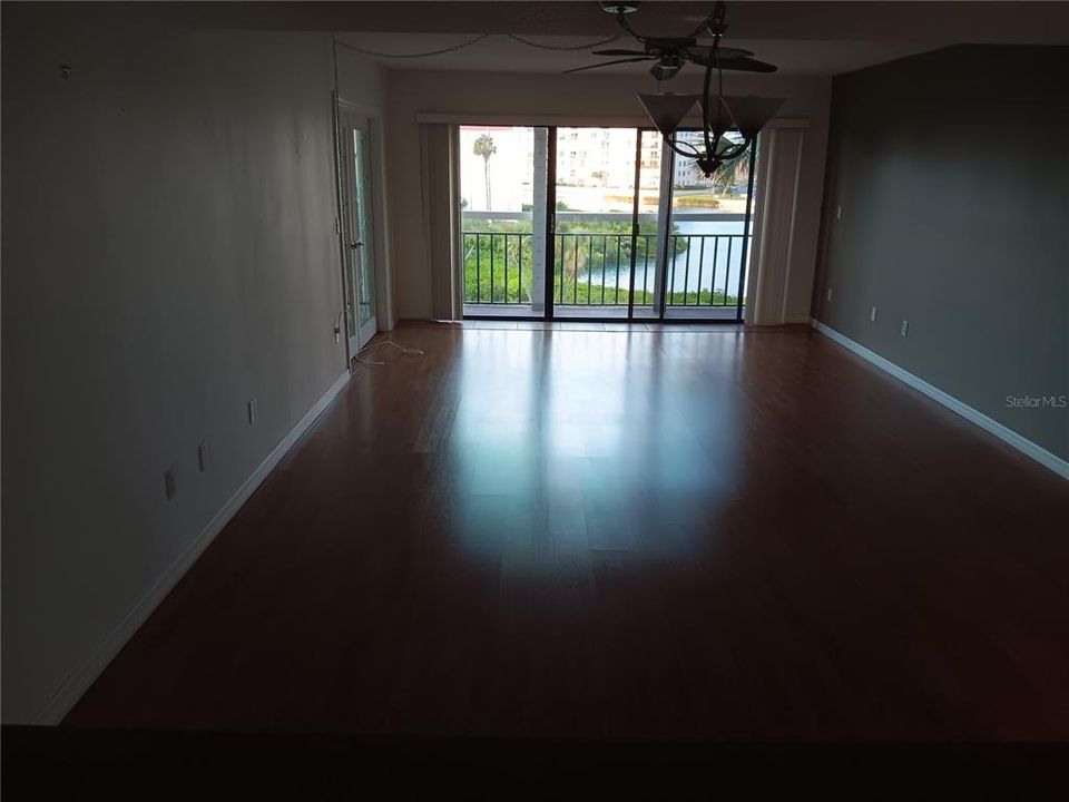 Active With Contract: $2,250 (1 beds, 1 baths, 915 Square Feet)