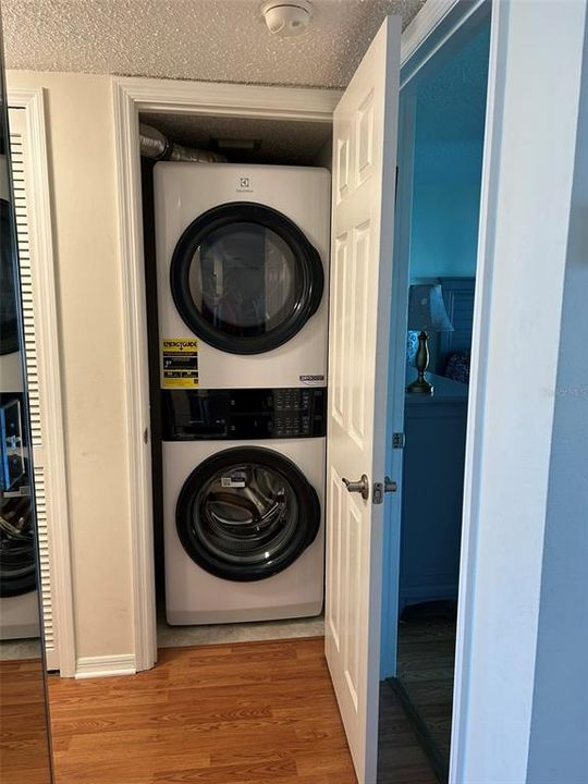 Active With Contract: $2,250 (1 beds, 1 baths, 915 Square Feet)