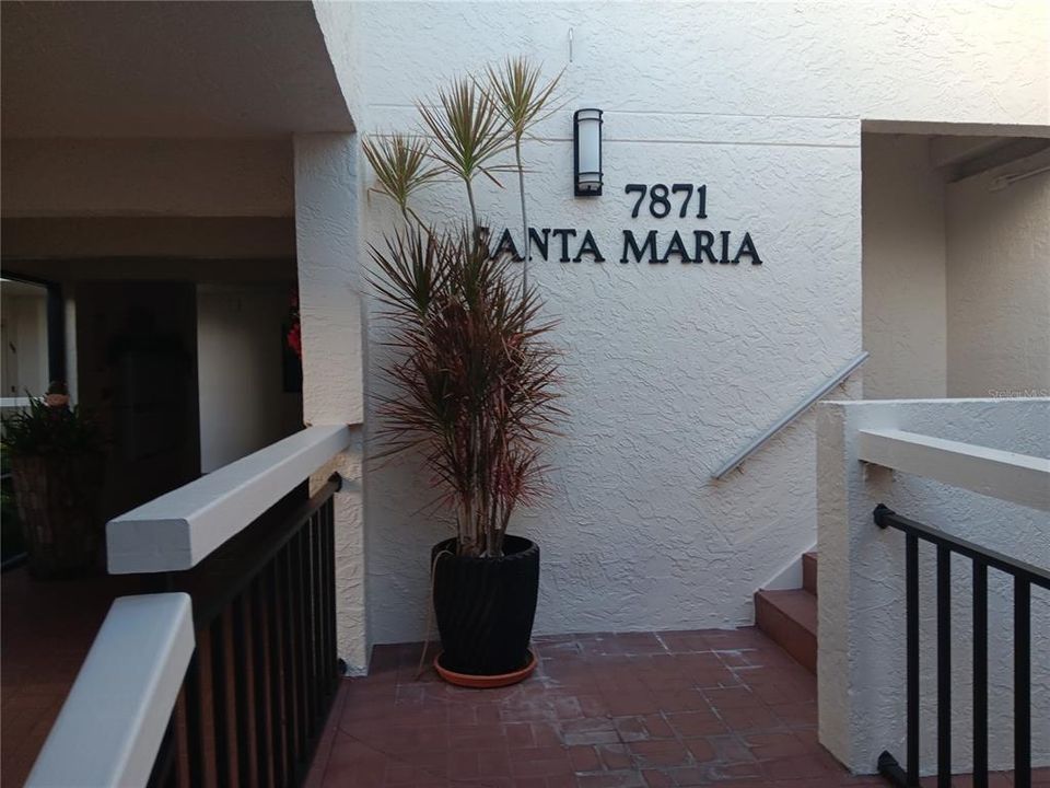 For Rent: $3,200 (1 beds, 1 baths, 915 Square Feet)