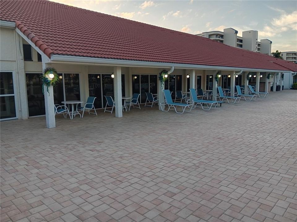 Active With Contract: $2,250 (1 beds, 1 baths, 915 Square Feet)