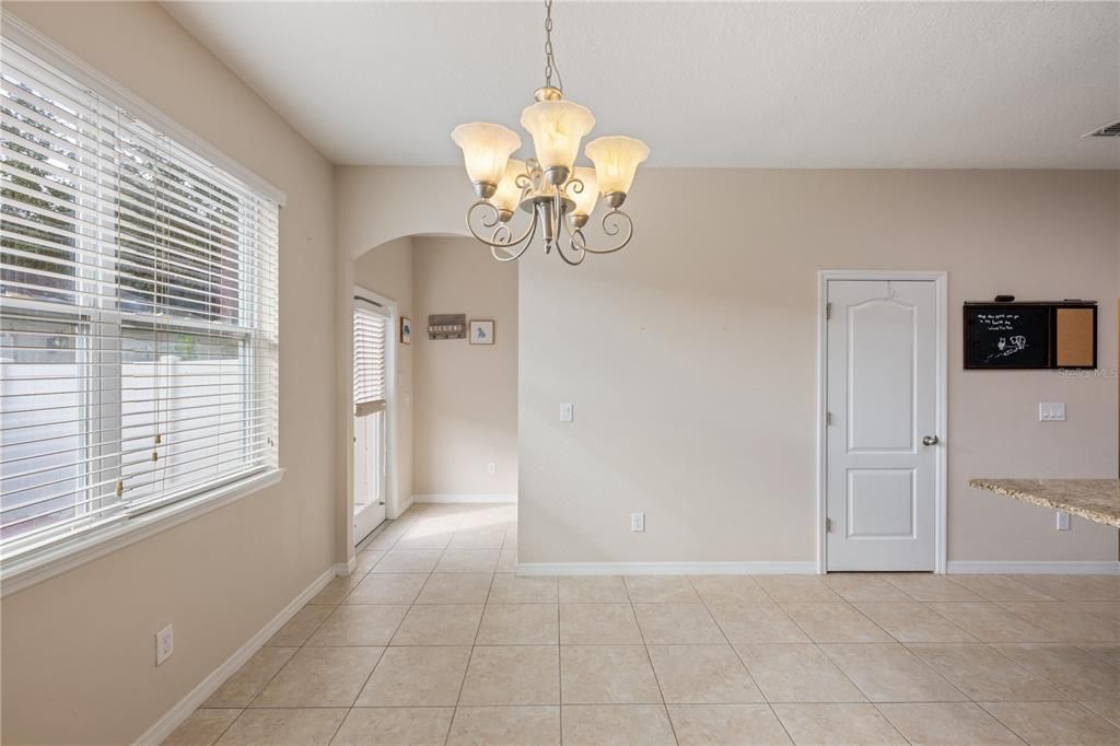 Под контрактом: $369,999 (3 спален, 2 ванн, 1520 Квадратных фут)