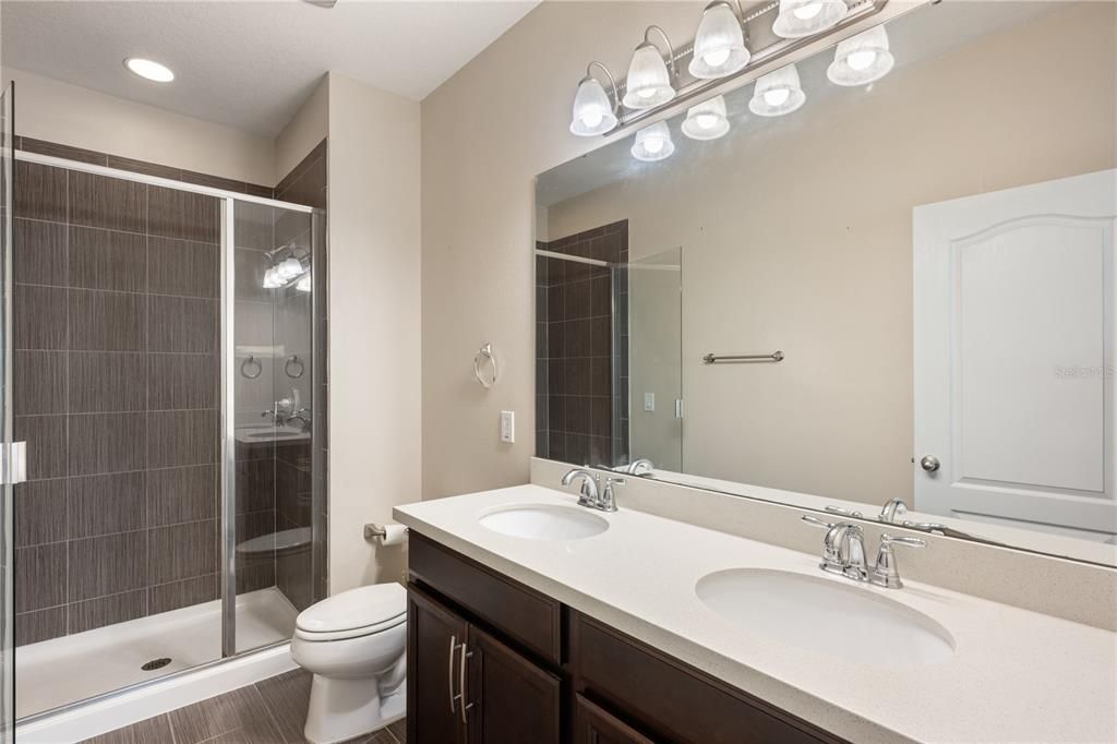 Под контрактом: $369,999 (3 спален, 2 ванн, 1520 Квадратных фут)