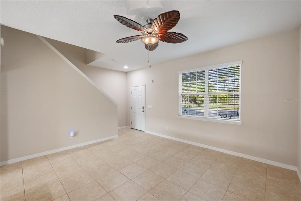 Под контрактом: $369,999 (3 спален, 2 ванн, 1520 Квадратных фут)