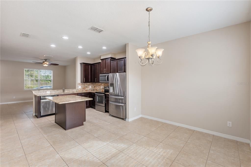 Под контрактом: $369,999 (3 спален, 2 ванн, 1520 Квадратных фут)