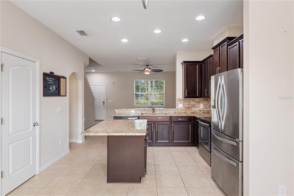 Под контрактом: $369,999 (3 спален, 2 ванн, 1520 Квадратных фут)