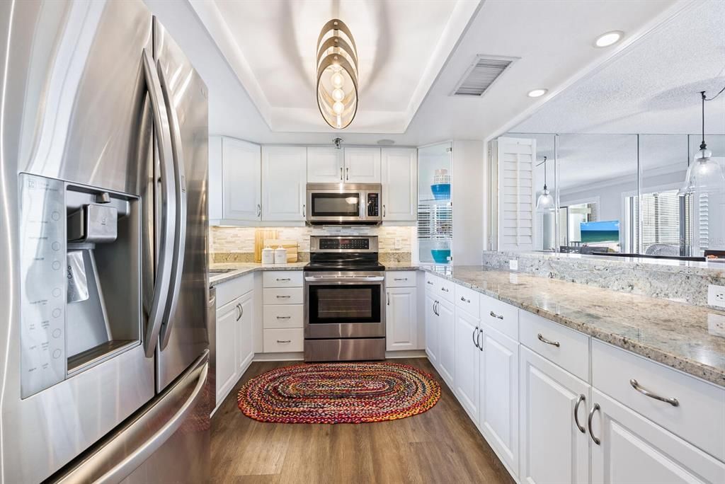 For Sale: $598,000 (1 beds, 1 baths, 918 Square Feet)