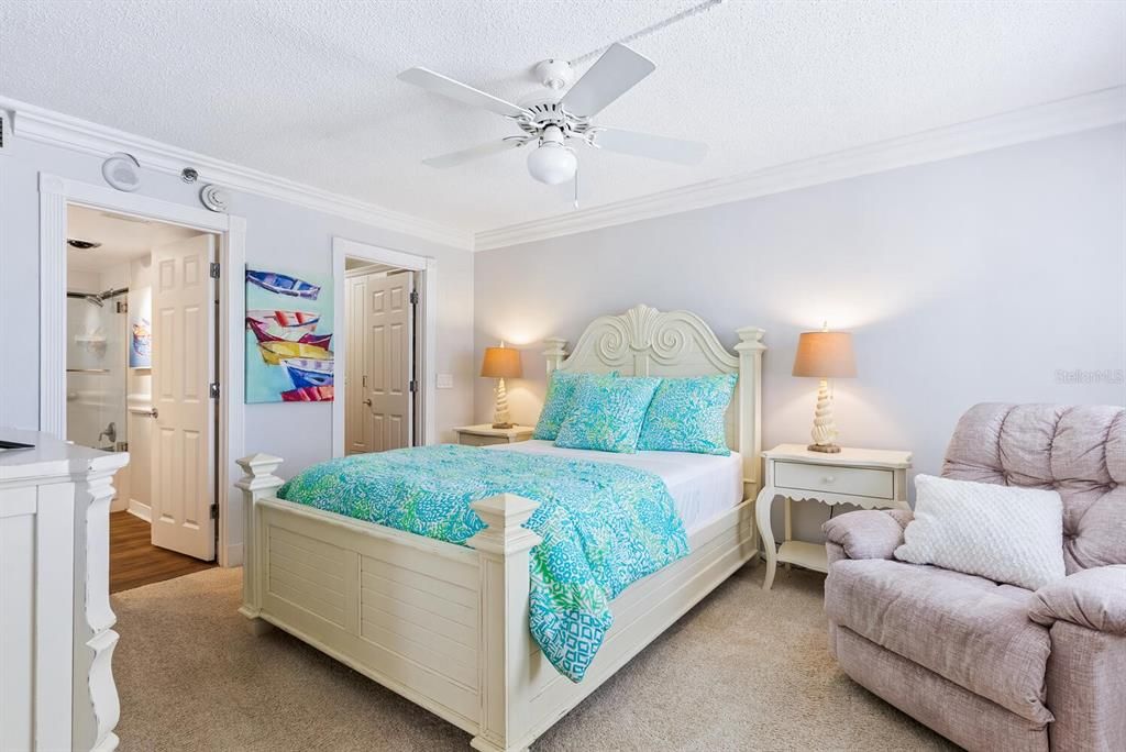 For Sale: $598,000 (1 beds, 1 baths, 918 Square Feet)