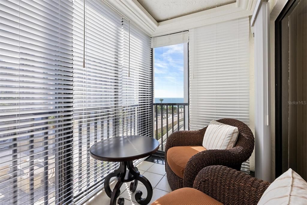 For Sale: $598,000 (1 beds, 1 baths, 918 Square Feet)