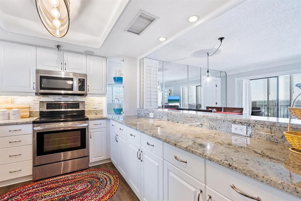 For Sale: $598,000 (1 beds, 1 baths, 918 Square Feet)