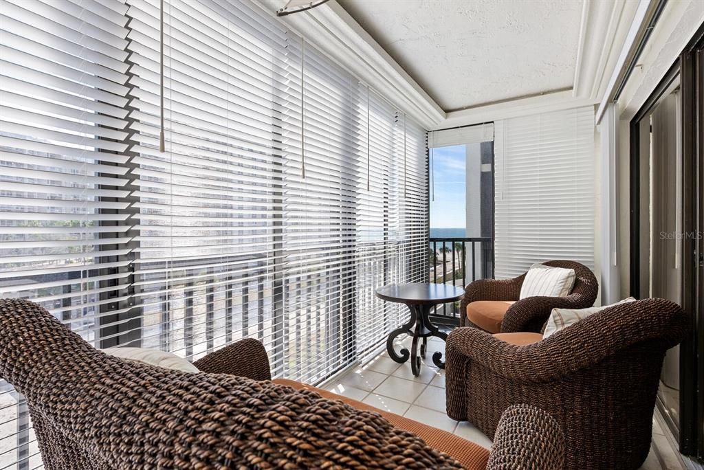 For Sale: $598,000 (1 beds, 1 baths, 918 Square Feet)