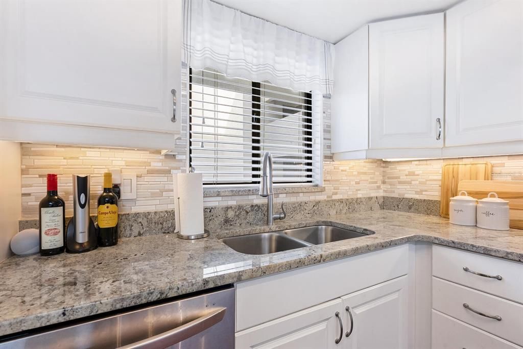 For Sale: $598,000 (1 beds, 1 baths, 918 Square Feet)