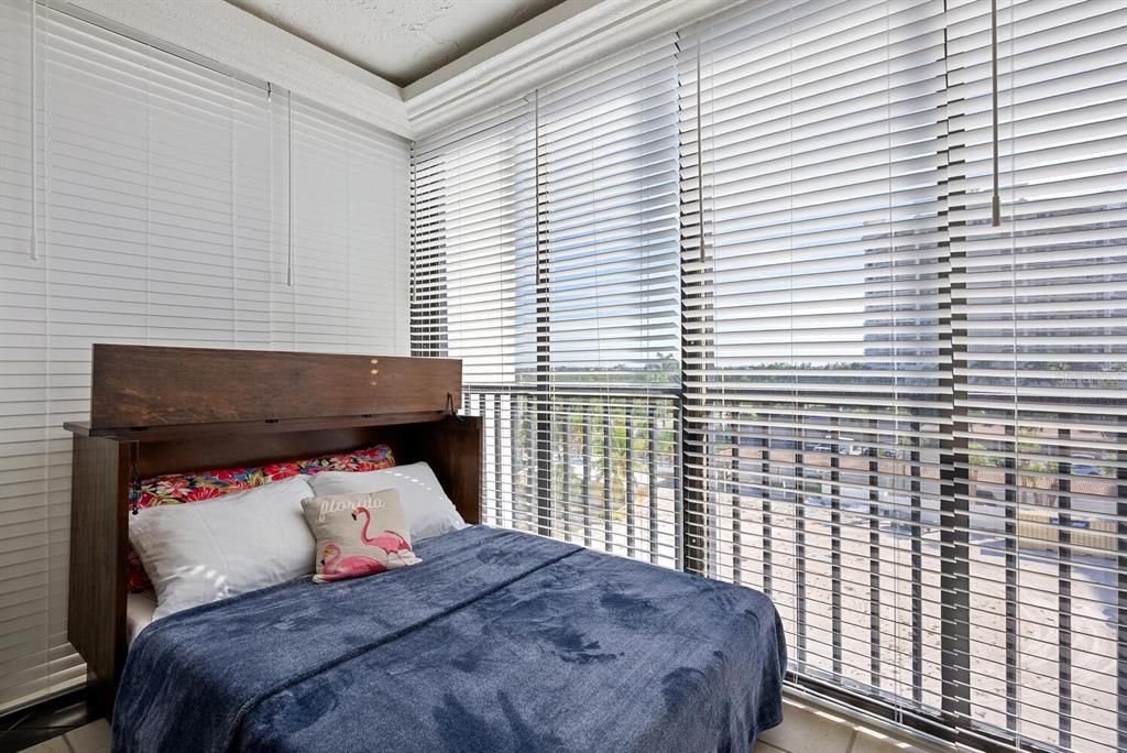 For Sale: $598,000 (1 beds, 1 baths, 918 Square Feet)