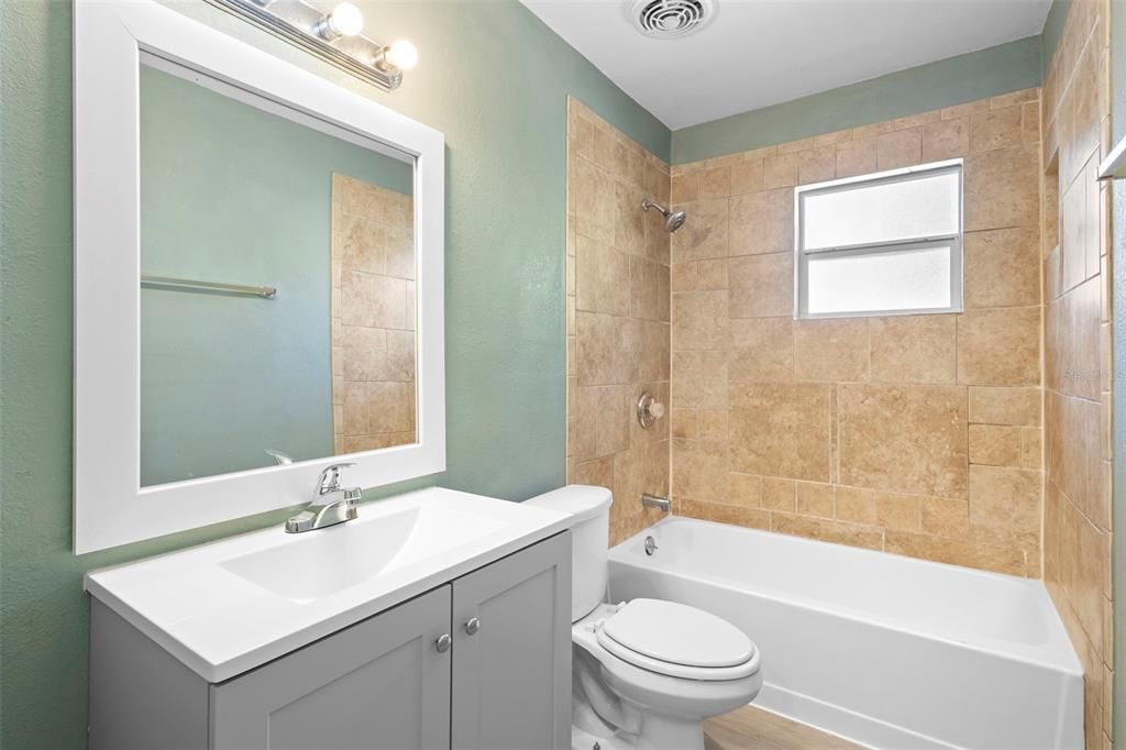 En Venta: $325,000 (4 camas, 3 baños, 1860 Pies cuadrados)