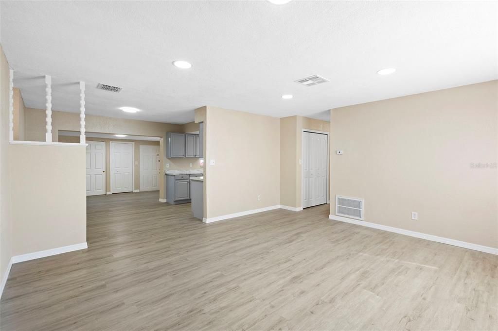 En Venta: $325,000 (4 camas, 3 baños, 1860 Pies cuadrados)