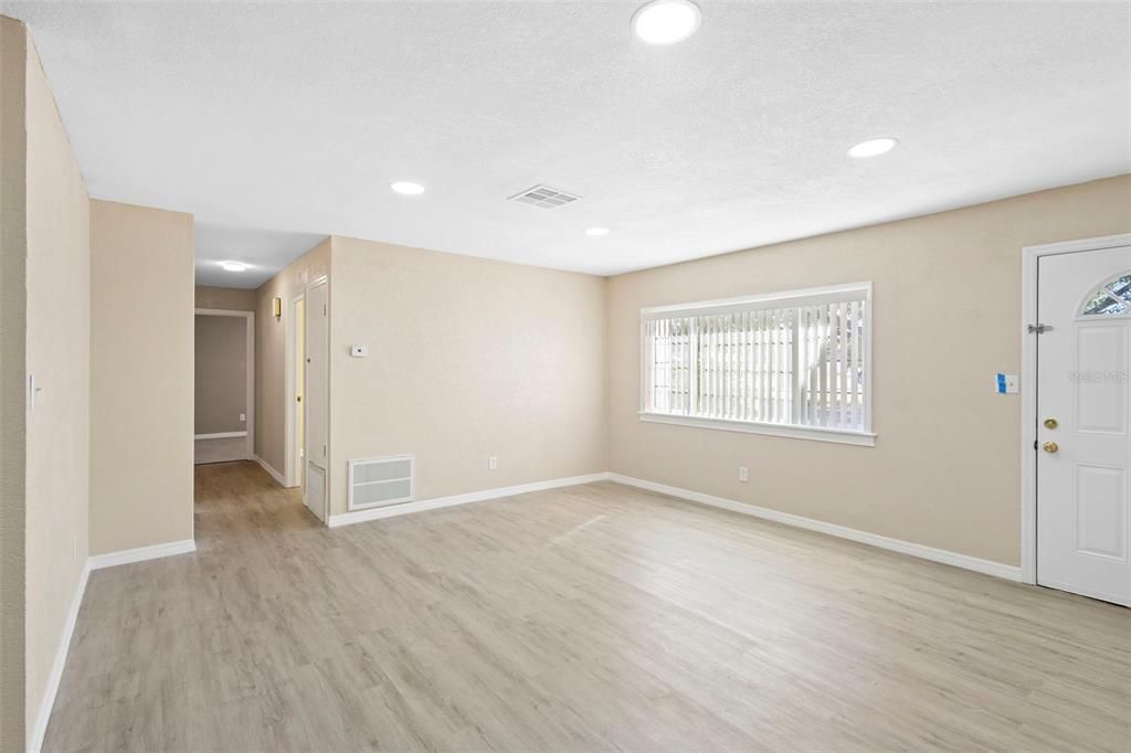 En Venta: $325,000 (4 camas, 3 baños, 1860 Pies cuadrados)