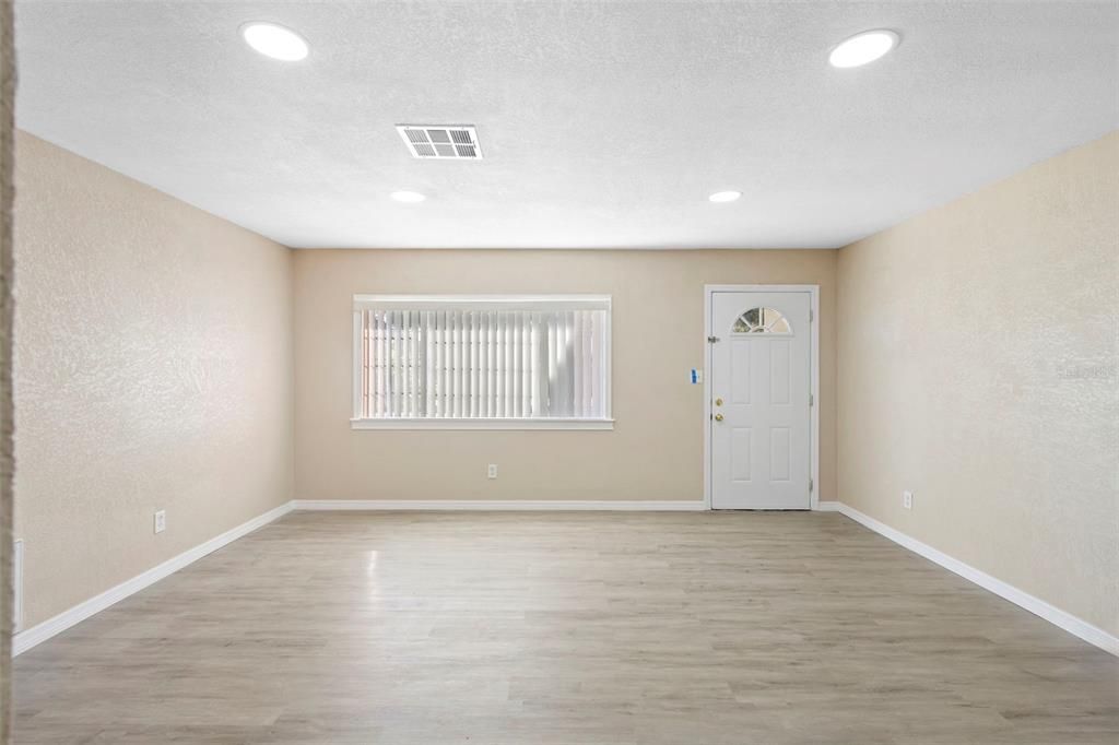 En Venta: $325,000 (4 camas, 3 baños, 1860 Pies cuadrados)