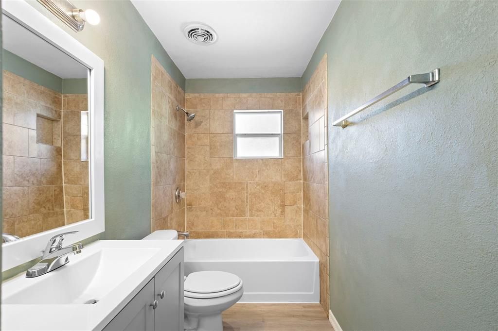 En Venta: $325,000 (4 camas, 3 baños, 1860 Pies cuadrados)