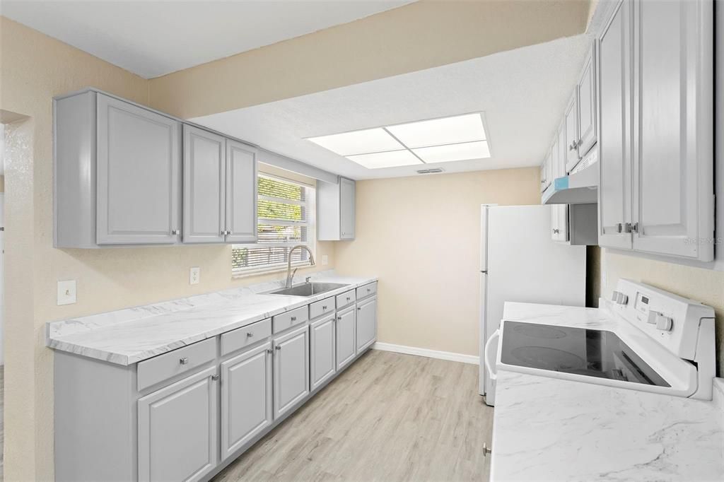 En Venta: $325,000 (4 camas, 3 baños, 1860 Pies cuadrados)