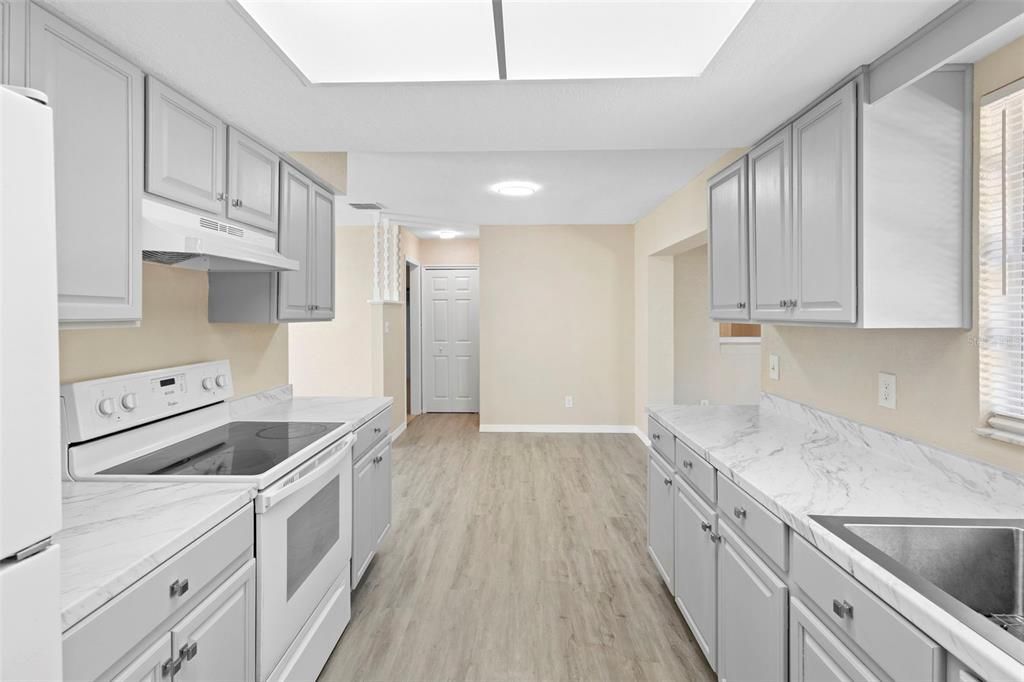 En Venta: $325,000 (4 camas, 3 baños, 1860 Pies cuadrados)