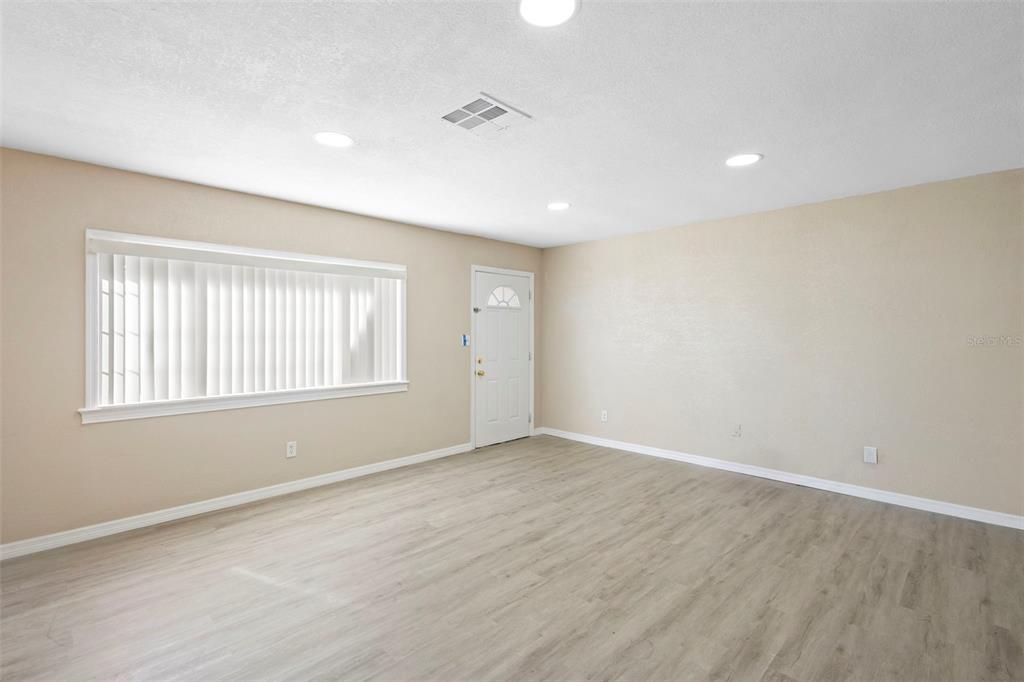 En Venta: $325,000 (4 camas, 3 baños, 1860 Pies cuadrados)