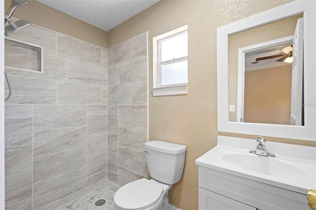 En Venta: $325,000 (4 camas, 3 baños, 1860 Pies cuadrados)