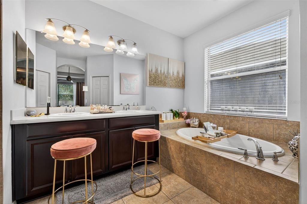 En Venta: $544,999 (4 camas, 3 baños, 2329 Pies cuadrados)