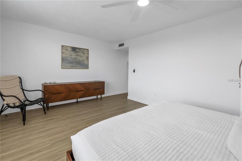 For Sale: $275,000 (2 beds, 2 baths, 1120 Square Feet)