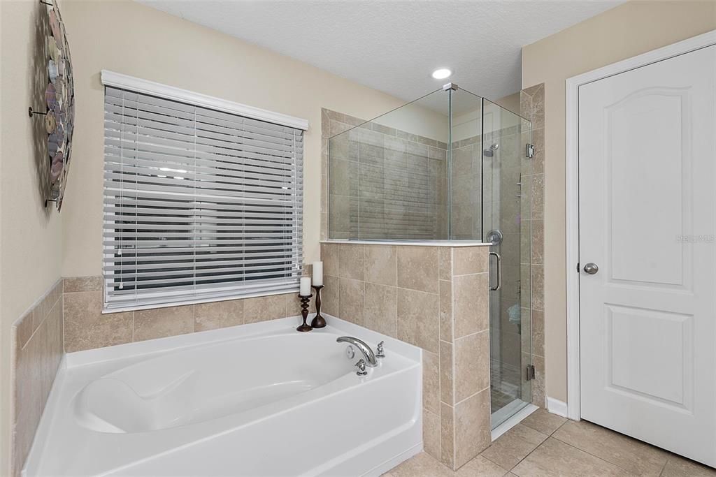 For Sale: $375,000 (4 beds, 3 baths, 2041 Square Feet)