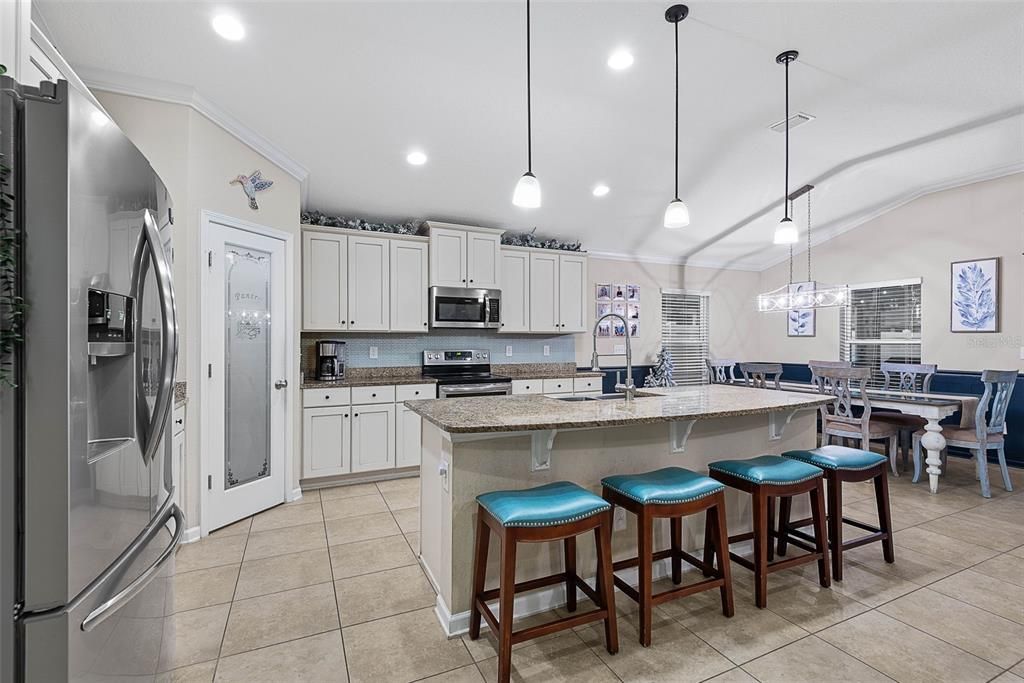 For Sale: $375,000 (4 beds, 3 baths, 2041 Square Feet)