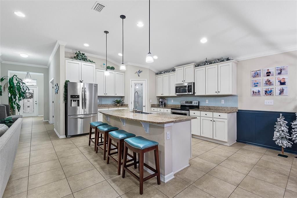 For Sale: $375,000 (4 beds, 3 baths, 2041 Square Feet)