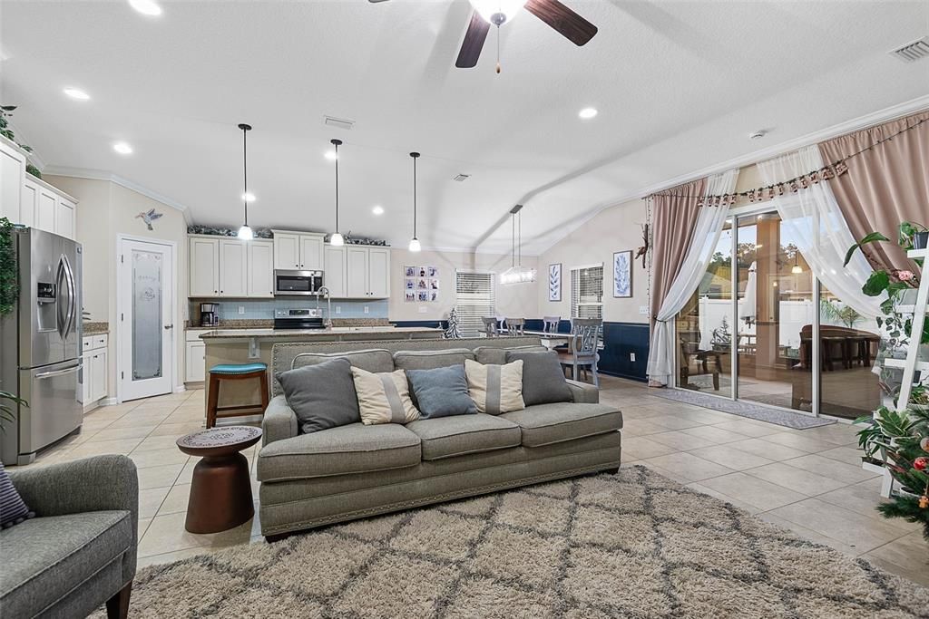 For Sale: $375,000 (4 beds, 3 baths, 2041 Square Feet)