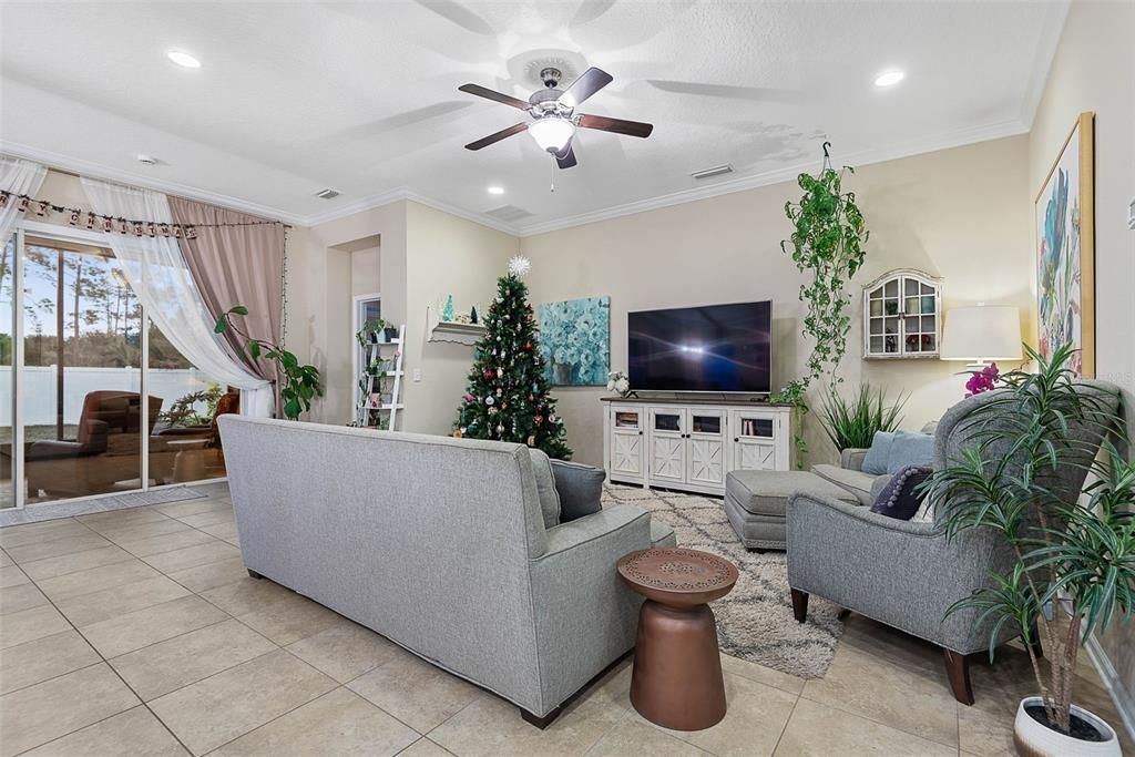 For Sale: $375,000 (4 beds, 3 baths, 2041 Square Feet)