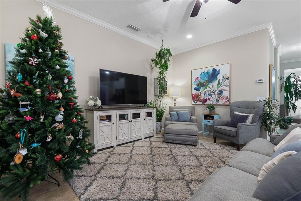 For Sale: $375,000 (4 beds, 3 baths, 2041 Square Feet)