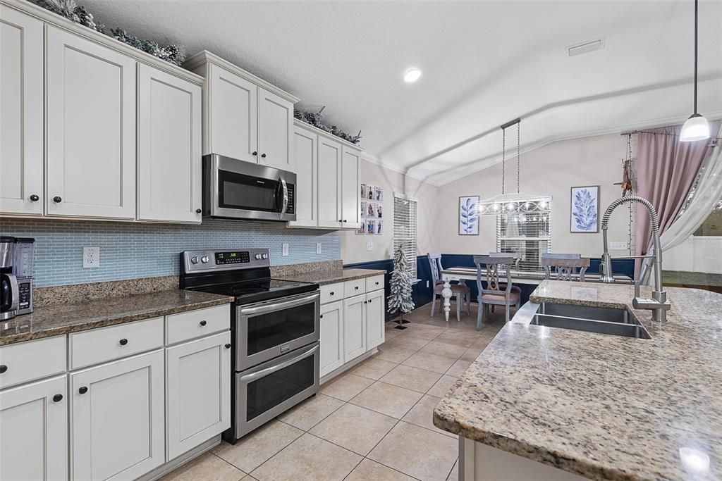 For Sale: $375,000 (4 beds, 3 baths, 2041 Square Feet)