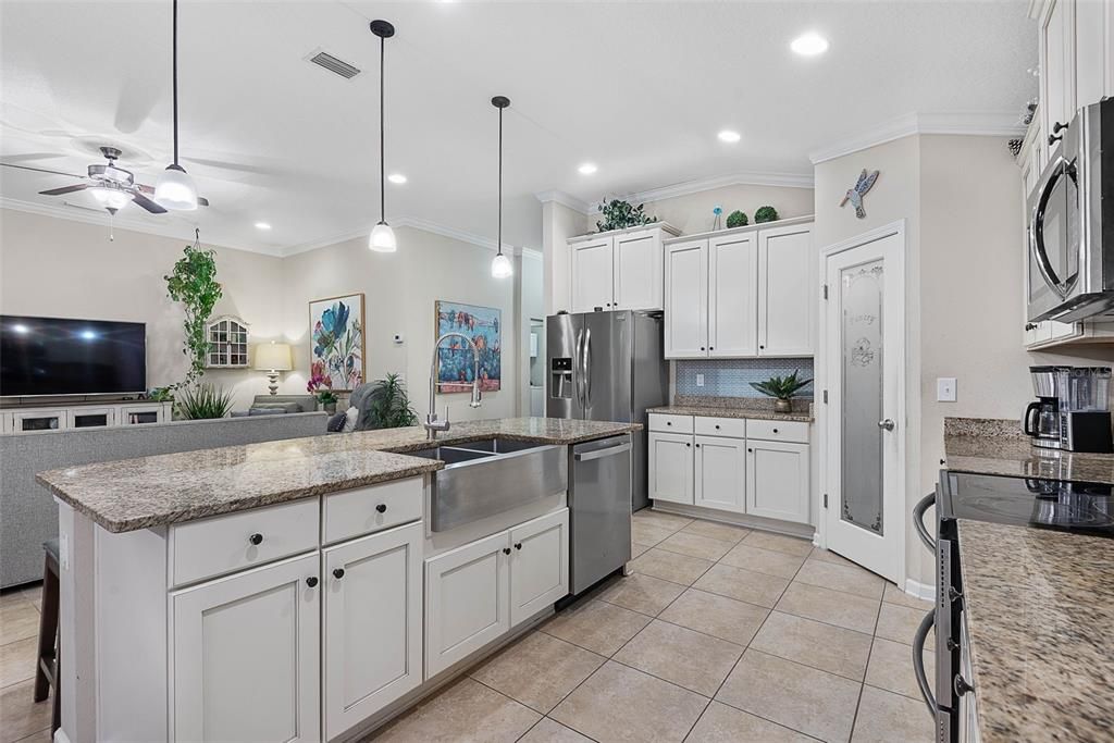 For Sale: $375,000 (4 beds, 3 baths, 2041 Square Feet)